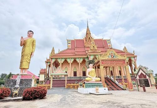 Lối vào chánh điện chùa Serey Meang Kol Sa Kor gây ấn tượng với bức tượng Phật đứng cao 10m. (Ảnh: Thanh Sang/TTXVN)