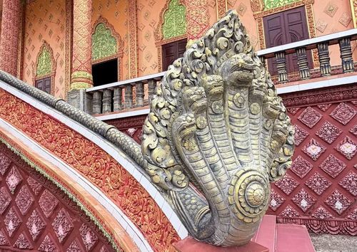 Phù điêu hình rồng thần Naga được chạm khắc tinh xảo dọc lối đi trong khuôn viên chùa. (Ảnh: Thanh Sang/TTXVN)