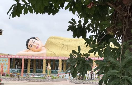 Tượng Phật nhập Niết bàn nằm dài 100m tại chùa Serey Meang Kol Sa Kor (An Giang). (Ảnh: Thanh Sang/TTXVN)