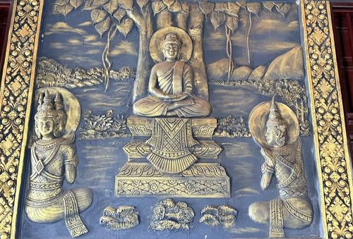 Phù điêu kể lại tích Phật tu hành đắc đạo được trang trí công phu trên tường chánh điện. (Ảnh: Thanh Sang/TTXVN)