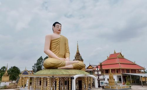 Tượng Phật Thích Ca ngồi thiền là điểm nhấn nổi bật của chùa Serey Meang Kol Sa Kor (An Giang). (Ảnh: Thanh Sang/TTXVN)