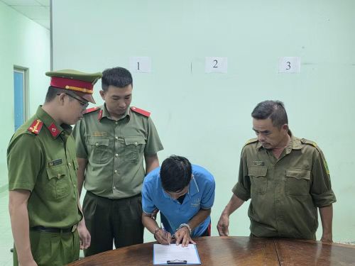 Đối tượng Bùi Trung Quốc (áo xanh thứ 3 từ trái qua) tại cơ quan cảnh sát điều tra Công an Thành phố Hồ Chí Minh. (Ảnh: CA Thành phố Hồ Chí Minh cung cấp)