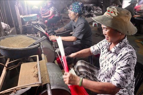 Các xưởng sản xuất ở Văn Quan đưa máy móc vào sản xuất nhằm giảm sức lao động, tăng năng suất cho sản phẩm hương đen. Ảnh: Đinh Văn Nhiều/TTXVN