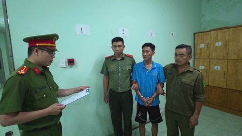 Đối tượng Bùi Trung Quốc bị bắt giữ để điều tra về hành vi “hành hạ người khác”. Ảnh: CA