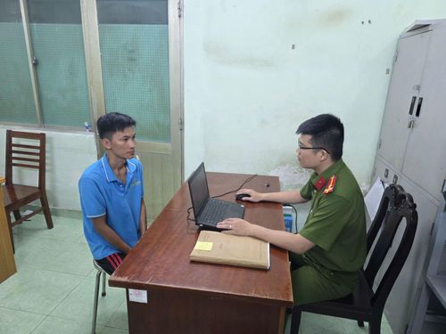 Công an lấy lời khai đối tượng Bùi Trung Quốc. Ảnh: CA