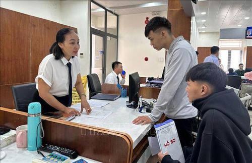 Cán bộ Trung tâm hành chính công phường Tam Kỳ, thành phố Đà Nẵng, hướng dẫn người dân làm thủ tục hành chính. Ảnh minh họa: Trần Tĩnh/TTXVN