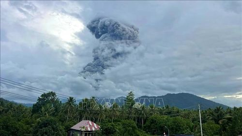Tro bụi phun lên từ núi lửa Dukono ở Bắc Maluku, Indonesia, ngày 3/4/2026. Ảnh: THX/TTXVN
