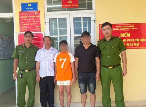 Sáng ngày 8/5, tại trụ sở Công an xã Chân Mây (Lăng Cô), cuộc đoàn tụ đã diễn ra trong những giọt nước mắt hạnh phúc.