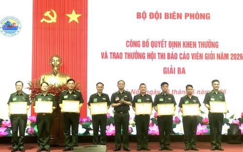 Trung tướng Nguyễn Anh Tuấn – Bí thư Đảng ủy, Chính ủy BĐBP trao giải Ba cho các cá nhân.