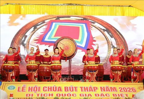 Chương trình văn nghệ tại lễ hội.