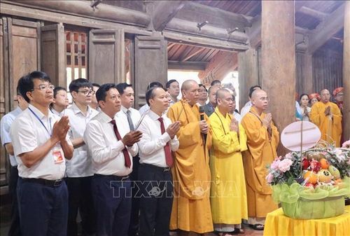 Các đại biểu dâng hương chùa Bút Tháp.