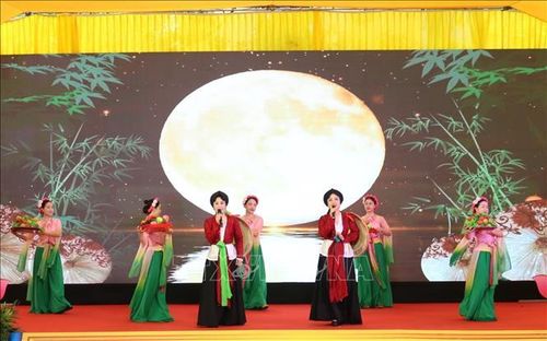 Chương trình văn nghệ tại lễ hội.
