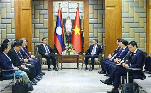 Thủ tướng Lê Minh Hưng gặp Thủ tướng Lào Sonexay Siphandone. Ảnh: Dương Giang/TTXVN