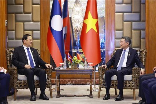 Thủ tướng Lê Minh Hưng gặp Thủ tướng Lào Sonexay Siphandone. Ảnh: Dương Giang/TTXVN