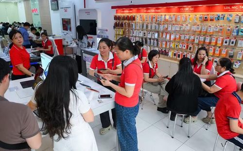 Người dùng thuê bao di động đến các điểm giao dịch của các nhà mạng làm thủ tục xác thực thông tin thuê bao tăng mạnh.