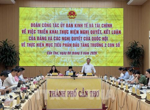 Sáng 8/5/2026, tại thành phố Cần Thơ, Đoàn công tác của Thường trực Ủy ban Kinh tế và Tài chính của Quốc hội làm việc với Ủy ban nhân dân thành phố Cần Thơ về khảo sát việc triển khai thực hiện Nghị quyết, Kết luận của Đảng và các nghị quyết của Quốc hội về thực hiện mục tiêu phấn đấu tăng trưởng 2 con số. Ảnh: Nguyễn Văn Việt - TTXVN