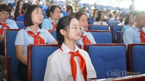 Tham dự chương trình có các thầy, cô Tổng phụ trách Đội, các em thiếu nhi tiêu biểu của các trường trên địa bàn thành phố. Ảnh: Minh Trang