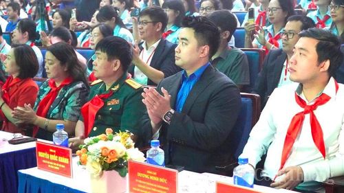Đồng chí Nguyễn Quốc Khánh (áo vest đen), Phó Bí thư Đoàn Thanh niên Bộ Công Thương tham dự chương trình. Ảnh: Minh Trang