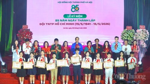 Trao Giải thưởng “15 tháng 5” cho các em thiếu nhi tiêu biểu. Ảnh: Minh Trang