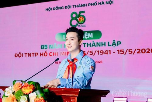 Đồng chí Đào Đức Việt, Phó Bí thư Thành đoàn, Chủ nhiệm Ủy ban Kiểm tra, Chủ tịch Hội đồng Đội Thành phố Hà Nội trình bày diễn văn kỷ niệm tại chương trình. 