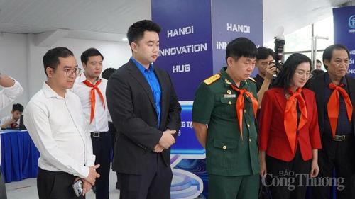 Các đại biểu và thiếu nhi đã tham quan khu trưng bày các sản phẩm sáng tạo tại vòng sơ loại Hội thi Tin học trẻ Thành phố Hà Nội lần thứ XXXI năm 2026.
