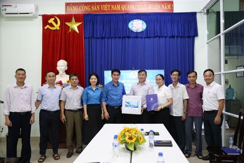 Lãnh đạo Công đoàn EVNCPC trao quà động viên CBCNV-NLĐ tại Xí nghiệp Dịch vụ Điện lực Đà Nẵng. Ảnh: Xuân Thái