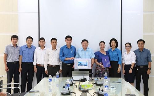 Lãnh đạo Công đoàn EVNCPC trao quà động viên CBCNV-NLĐ CPCIT. Ảnh: Xuân Thái