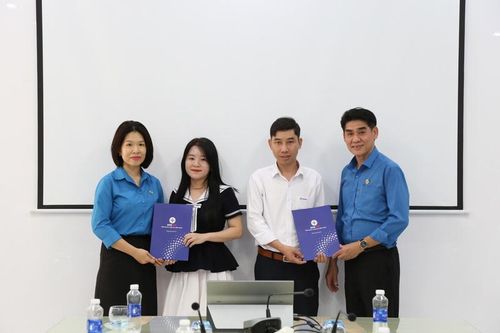 Ông Trần Đình Hà, Chủ tịch Công đoàn EVNCPC; Bà Đoàn Thị Phụng, Ủy viên Ban Chấp hành Công đoàn, Phó Trưởng Ban nữ công EVNCPC trao hỗ trợ các trường hợp CBCNV-NLĐ có hoàn cảnh khó khăn tại đang công tác tại CPCIT và CPCCC. Ảnh: Xuân Thái
