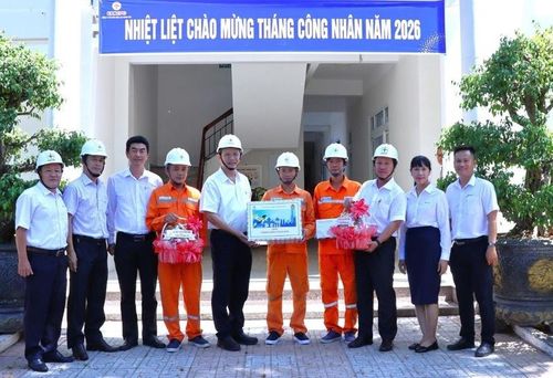Ông Nguyễn Hữu Khánh, Phó Chủ tịch Công đoàn EVNCPC (áo trắng đứng giữa) thăm hỏi Người lao động tại KHPC. Ảnh: Huy Tôn