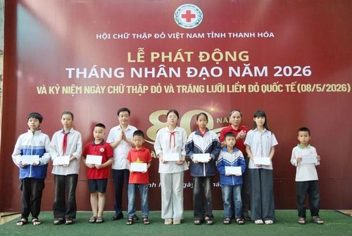 Ban Tổ chức trao quà cho các em học sinh có hoàn cảnh khó khăn.