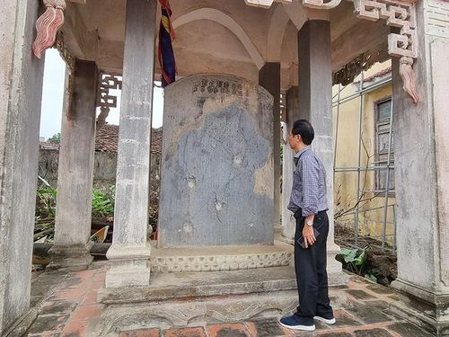 Được dựng năm 1118, văn bia chùa Sùng Nghiêm Diên Thánh (xã Hậu Lộc) là văn bia thời Lý cổ nhất còn được lưu giữ ở Việt Nam, ghi lại việc trùng tu chùa vào thời vua Lý Nhân Tông, đồng thời ca ngợi tinh thần “hộ quốc an dân”. Ảnh: Bảo Anh