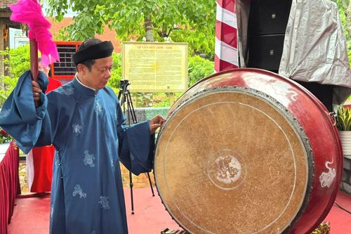 Đại diện lãnh đạo xã Thiệu Trung đánh trống khai mạc lễ hội.