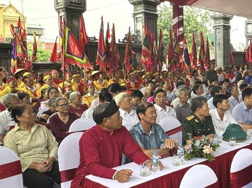 Đông đảo Nhân dân tham dự lễ hội.