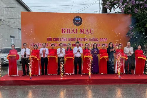 Các đại biểu cắt băng khai mạc Hội chợ làng nghề truyền thống, OCOP và văn hóa.