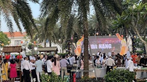 Hàng trăm du khách thưởng thức hải sản và khám phá ẩm thực đặc trưng xứ Quảng cùng các đầu bếp nổi tiếng, tại không gian Chương trình. Ảnh Ngô Anh Văn