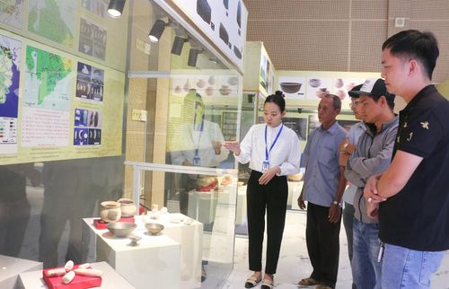 Du khách tham quan hiện vật tại Nhà trưng bày văn hóa Óc Eo. Ảnh: PHƯƠNG LAN