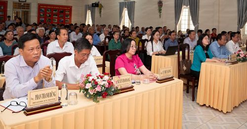 Đại diện sở, ngành tỉnh, chính quyền địa phương và cử tri tham dự buổi tiếp xúc cử tri.