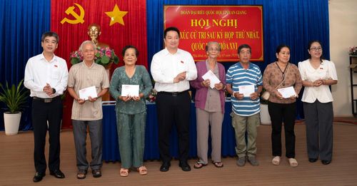 Đại biểu Quốc hội tỉnh An Giang đơn vị số 3 tặng quà cho gia đình chính sách.