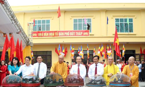  Trong khuôn khổ lễ khai hội, các đại biểu thực hiện nghi thức thả chim bồ câu bay. 