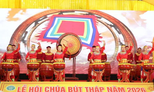  Tưng bừng màn trống khai hội. 