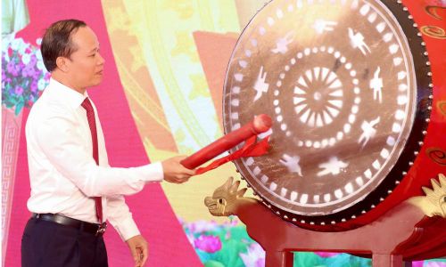  Đồng chí Mai Sơn đánh trống khai hội. 