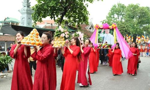  Đông đảo tầng lớp Nhân dân tham gia nghi thức rước lễ vào chùa trong ngày khai hội. 