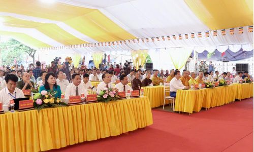  Đại biểu dự lễ khai hội chùa Bút Tháp. 