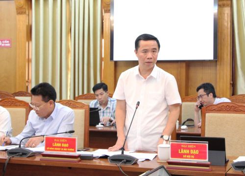 Đồng chí Dương Thanh Tùng, Giám đốc Sở Nông nghiệp và Môi trường trao đổi về quy hoạch đất lúa và một số đất khác.