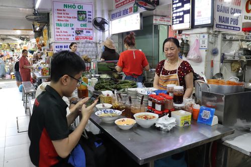 Tiểu thương chợ Cồn chủ động bảo đảm vệ sinh an toàn thực phẩm mùa nắng nóng. Ảnh: KHÁNH NGÂN