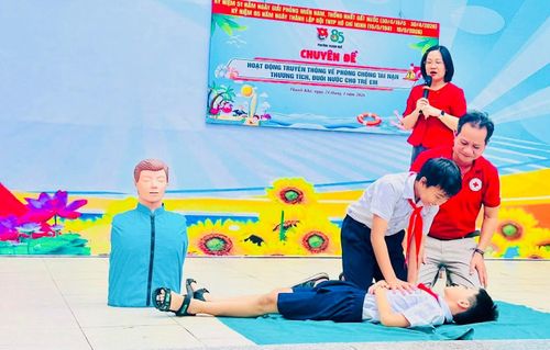 Đoàn phường Thanh Khê phối hợp với Trường Tiểu học Hàm Nghi sinh hoạt chuyên đề phòng chống tai nạn thương tích và đuối nước cho học sinh. Ảnh: P.A