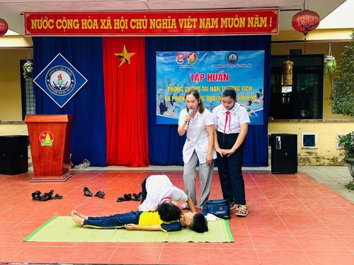 Trường Tiểu học số 1 Hòa Tiến tổ chức tập huấn phòng chống đuối nước và tai nạn thương tích cho học sinh toàn trường. Ảnh: P.A