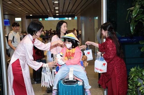 Quà lưu niệm đặc trưng Đà Nẵng được tặng cho du khách quốc tế trong những dịp đặc biệt. Ảnh: B.V