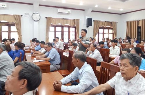 Cử tri xã Tiên Phước nêu kiến nghị đến Đoàn đại biểu Quốc hội thành phố. Ảnh: H.CHÂU