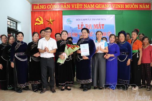 Đại diện Hội LHPN xã Thanh Nưa trao quyết định thành lập mô hình “Chi hội số”, “Gia đình số” bản Pom Mỏ Thổ.